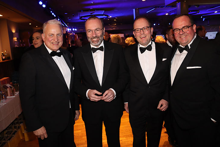 Wirt Christian Schottenhamel, der Vorsitzende der EVP-Fraktion im Europäischen Parlament Manfred Weber, Stadtrat und CSU-Fraktionsvorsitzender Manuel Pretzl, Wirtschaftsreferent Clemens Baumgärtner (©Foto: Martin Schmitz)